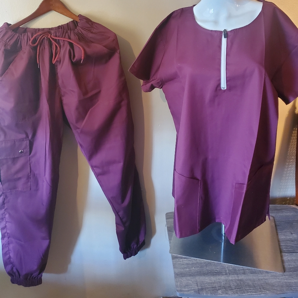 Fashion Unisex Zip Collar, Deep Pockets. Medical Scrub Uniform Set.Med. Burgandy